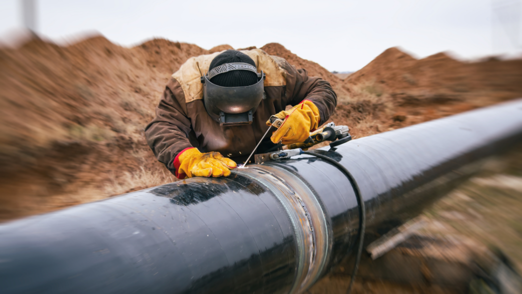 Worker working on the gas pipeline